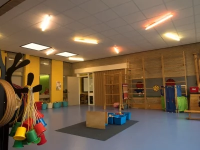 Szkoła podstawowa SWS De Zoutkamperril w Zoutkamp w Holandii oświetlona przez ES-SYSTEM