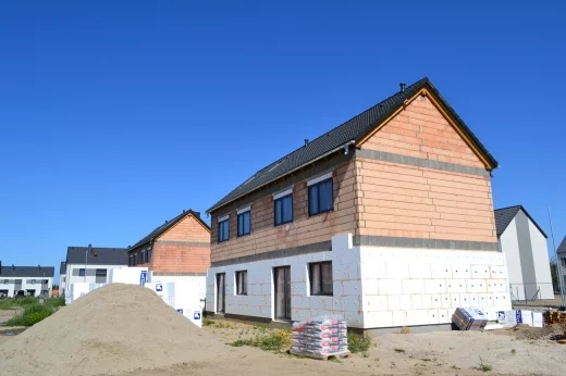 Kolejne domy na osiedlu Zielone Rabowice II w budowie