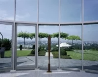 Przeszklenie wykonane w systemie okienno – fasadowym z drzwiami Fot. Schüco
