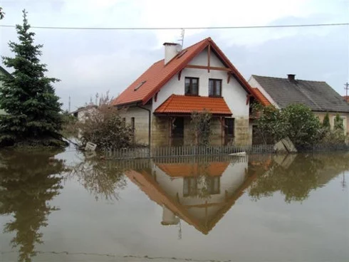 Dom po powodzi w Sandomierzu - wyraźnie widać poziom opadającej już wody. Foto: Jacek Zięba Xella Polska