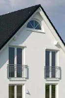 Dom jednorodzinny z białymi oknami Schüco Corona SI 82 Fot. Schüco
