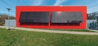Fasada przyścienna Schüco FSE 3800 z 20 modułami ProSol TF na elewacji budynku produkcyjnego, Schüco