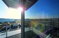 Moduł okienny z przeziernymi ogniwami fotowoltaicznymi ProSol TF w budynku biurowym, Schüco