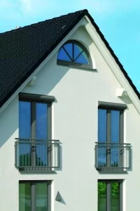 Okna PVC w kolorystyce AutomotiveFinish RAL 9007, Schüco