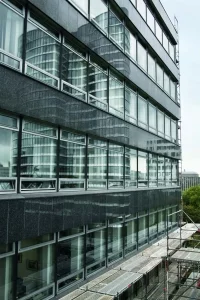 Zmodernizowana fasada biurowca w Dortmundzie, Schüco