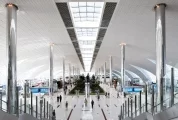 Armstrong - lotnisko w Dubaju - metalowe okładziny ścienne i sufity metalowe typu Clip-In fot. Armstrong