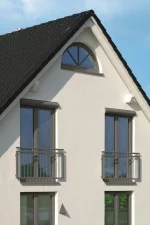 Dom jednorodzinny wyposażony w jednobarwne duże okna z PVC Schüco Corona