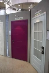 Drzwi SIMPLE Duo w kolorze fuksji i białe drzwi FIORD Duo, POL-SKONE