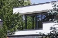 Wielkowymiarowe okna i drzwi przesuwne Schüco w budynku jednorodzinnym, Schüco