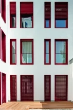 Elewacja budynku z oknami Schüco w ognisto czerwonej kolorystyce Schüco AutomotiveFinish, Schüco