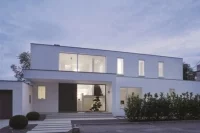 Dom z wielkoformatowymi przeszkleniami zrealizowanymi w systemie Schüco AWS 70 BS.HI, Schüco
