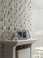 Ściana z białego, łupanego klinkieru stanowi piękny i elegancki detal wnętrza. Roben