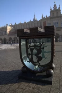 Zabytkowa skarbonka z Rynku Głównego w Krakowie z przeszkleniem z laminowanego szkła Pilkington Optilam