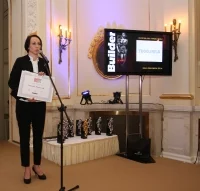 Magdalena Olszewska Kierownik ds. Komunikacji Marketingowej i PR odbiera nagrodę, Tikkurila