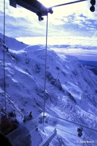 Platforma widokowa Le Pas dans le Vide ze szkła Optiwhite marki Pilkington na szczycie Aiguille du Midi w Alpach