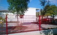​Szkoła podstawowa Canova w Caerano San Marco ogrodzona czerwonymi panelami Nylofor 2D Super firmy Betafence