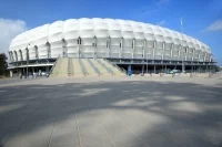 Polbruk Urbanika o prostej, minimalistycznej formie doskonale uzupełniają nowoczesne obiekty budowlane- stadion Lecha Poznań, Polbruk