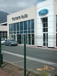 Ogrodzenie panelowe firmy Betafence w salonie samochodowym Forda