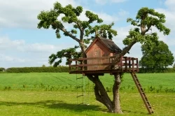 Drewniany domek z dziecięcych marzeń Śnieżka