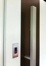 Drzwi z antabą o prostokątnym kształcie wyposażone w zamek z czytnikiem linii papilarnych, Zakład Stolarki Budowlanej CAL