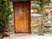 Dębowe drzwi zewnętrzne w stylu country Revia