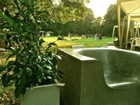 W ogrodach z betonu… Meble całoroczne do ogrodu i na taras