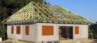 Wykonywanie konstrukcji dachu w elementach – wiązarach, które są potem dowożone na plac budowy i szybko składane w całość.