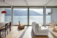 Malowniczą panoramę jeziora Como zapewniają kombinacje przeszkleń stałych i przesuwnych z serii Schüco ASS 70.HI  Fot. Marcello Mariana
