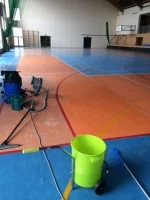 Ekstremalnie długotrwała ochrona – renowacja podłogi w sali sportowej