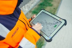 Tablet ze specjalistycznym oprogramowaniem do komunikacji na projekcie budowlanym Fot. Skanska