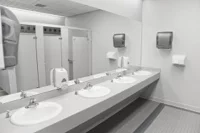 Nasz ekspert radzi: Jak wybrać akcesoria łazienkowe do toalety publicznej
