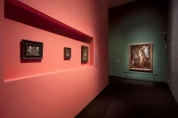 Szkło antyrefleksyjne Guardian Clarity™ pozwala zwiedzającym muzea skupić się na eksponatach