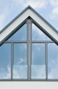 Za antywłamaniowość okna odpowiada szereg rozwiązań  konstrukcyjnych, m.in. system profili okiennych i mechanizm  okuciowy Fot. Schüco