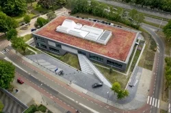 Budynek biurowy Rabobank w Heerlen, w którym zastosowano Systemy Nophadrain dla ekstensywnych zielonych dachów Fot.: NOPHADRAIN