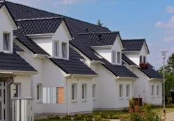Domy szeregowe pozwalają maksymalnie spożytkować potencjał oszczędzania energii Fot. Knauf Therm
