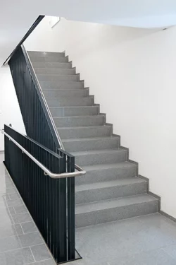Ochrona przeciwpożarowa klatek schodowych z systemem izolacji akustycznej