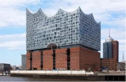 Produkowane przez  Guardian Glass szkło tworzy pofalowaną konstrukcję fasady nowej filharmonii w Hamburgu