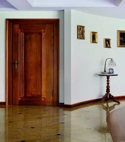 Klasyczne drzwi wykonane z drewna Fot. Marchewka