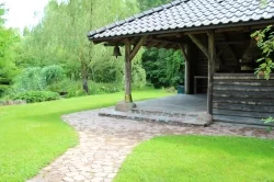 Postarzane kostki brukowe – recepta na rustykalny ogród