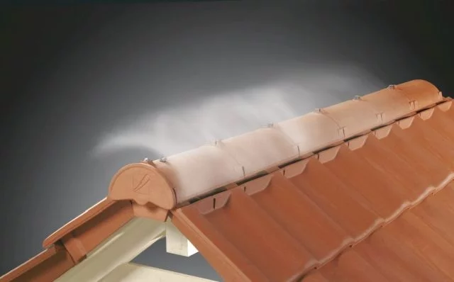 foto 4 Zastosowanie wentylowanej kalenicy CREATON zapewnia optymalną wentylację dachu, nawet przy małym kącie nachylenia połaci