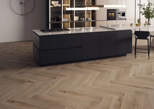 Drewniana podłoga w nowoczesnej kuchni? Zobacz zaskakujące aranżacje
