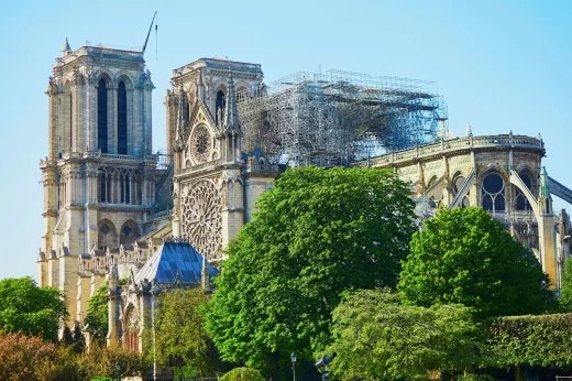 Paryski symbol oraz zabytek klasy zero, katedra Notre Dame doznała poważnych zniszczeń podczas kwietniowego pożaru. Prof. Klaus Fischer ogłosił chęć wsparcia projektu odbudowy katedry.