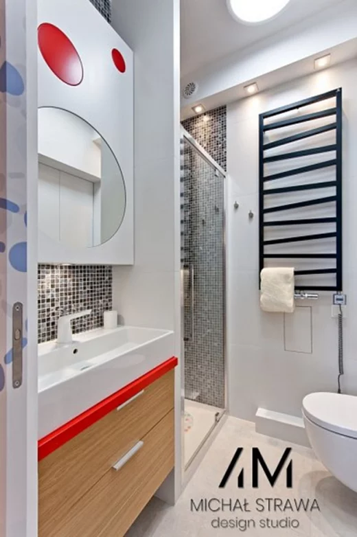 Jak urządzić małą łazienkę w bloku – projektant wnętrz radzi!