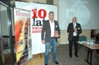 Przedstawiciel firmy Glen Dimplex odbierający nagrodę Fot. Jarosław Flak (Kominki.org)