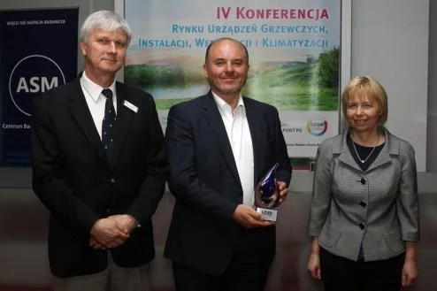 Krzysztof Ciemięga (w środku), Dyrektor Generalny Działu Bosch Termotechnika, odbiera nagrodę