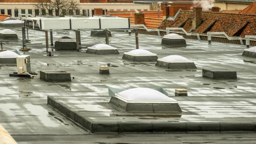 Dlaczego warto zainwestować w ocieplenie dachu płaskiego?