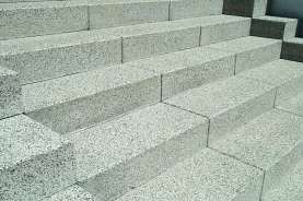 Schody betonowe ze stopni blokowych - charakterystyka i montaż