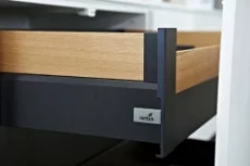 Drewniane boki szuflad w połączeniu z  frontami wykonanymi z płyty lakierowanej, Hettich