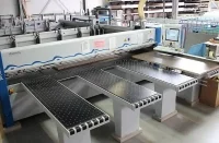 Oszczędności przy kompletowaniu wyposażenia zakładu stolarskiego, Surplex, Używana maszyna stolarska w Surplex - Piła panelowa HOLZMA