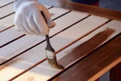 Jak chronić powierzchnie drewniane? Wybrać lazurę, bejcę czy lakier?